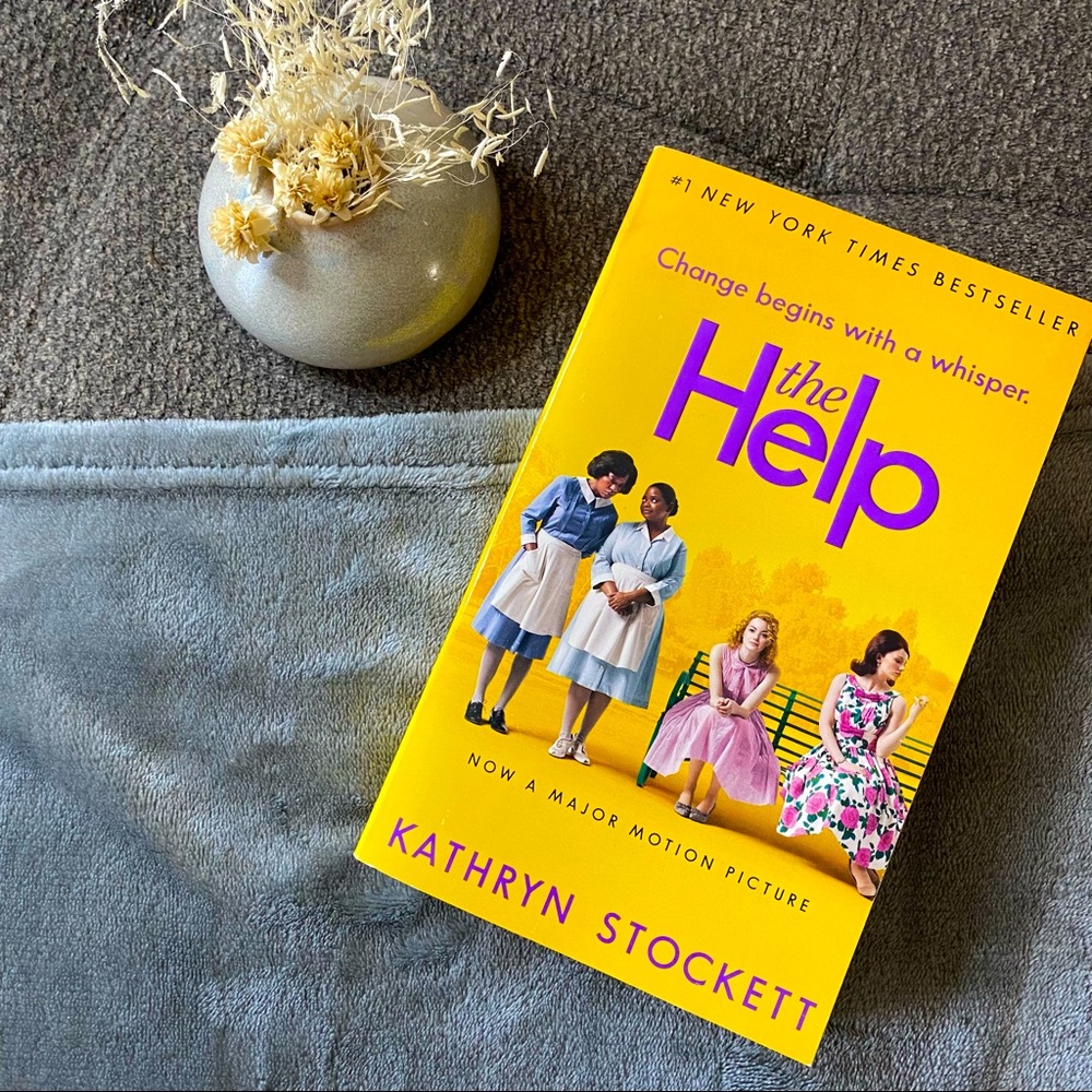 The Help Softcover Novel by Kathryn Stockett. Excellent Used Condition!